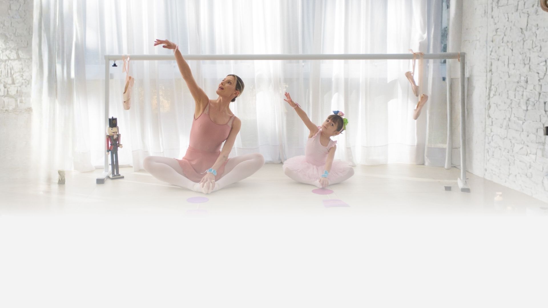Rafa Martins ensinando ballet a uma aluna, método Você Bailarina